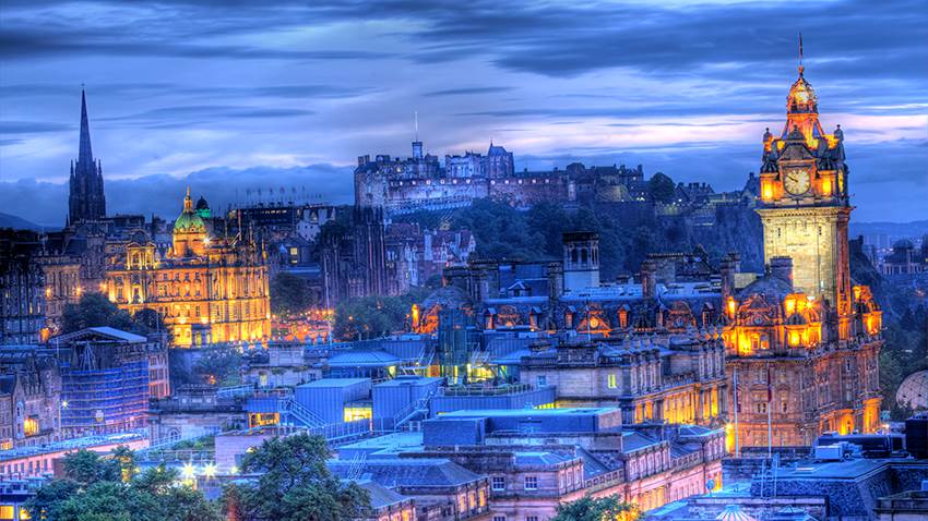 The city of Edinburg after sunset, with its bright light and old architecture - Best of Scotland - Brendan Vacations