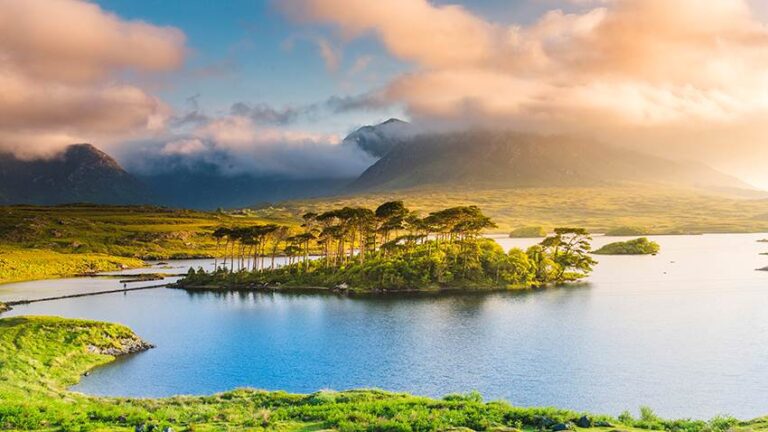 Connemara, County Galway, Connacht province, Republic of Ireland, Europe. Lough Inagh lake.