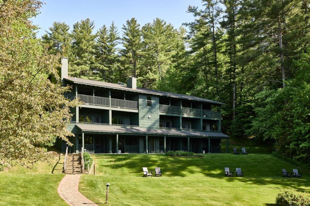 An exterior view o the rustic but modern Bluebird Caddy Hill Lodge in Stowe, Vermont