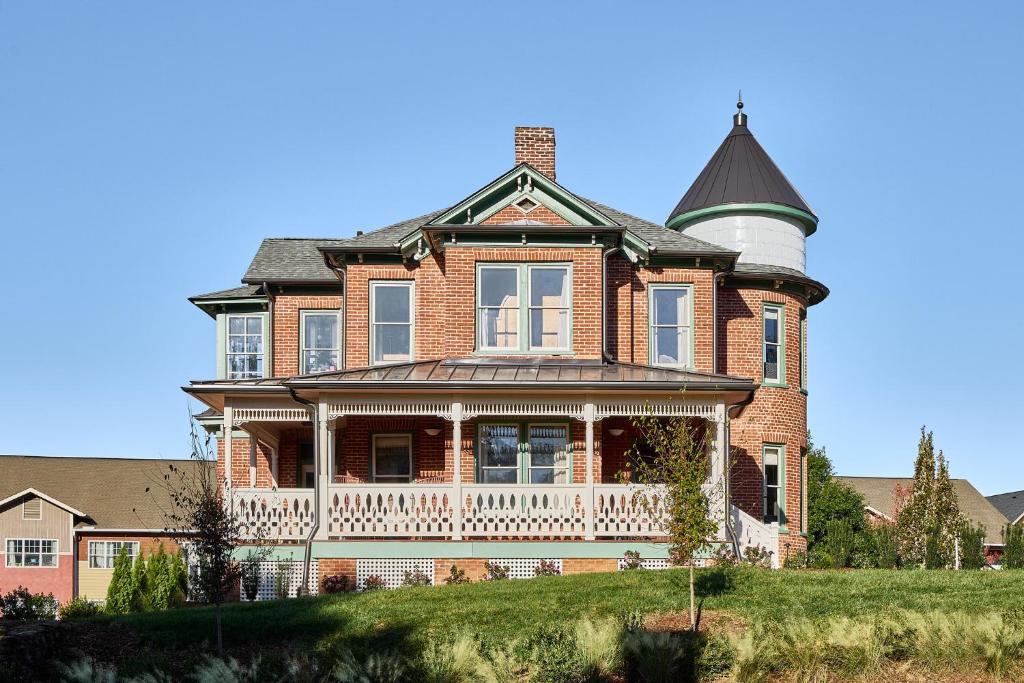 The eclectic Zelda Dearest, a Lark Hotel, and safe place for women to stay in Asheville, North Carolina.