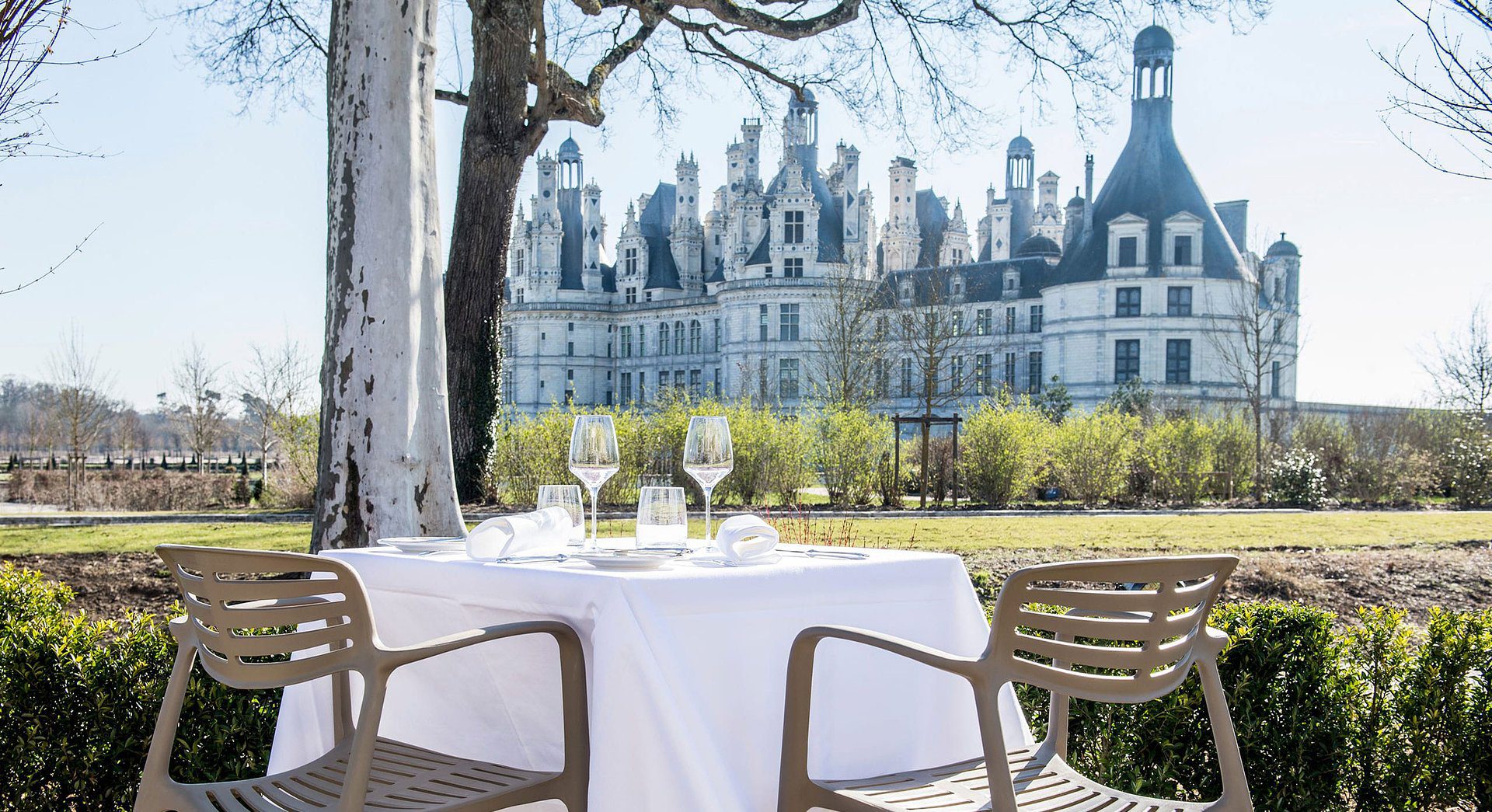 Having lunch by the gardens of le Château de Chambord - Girls Guide to the World