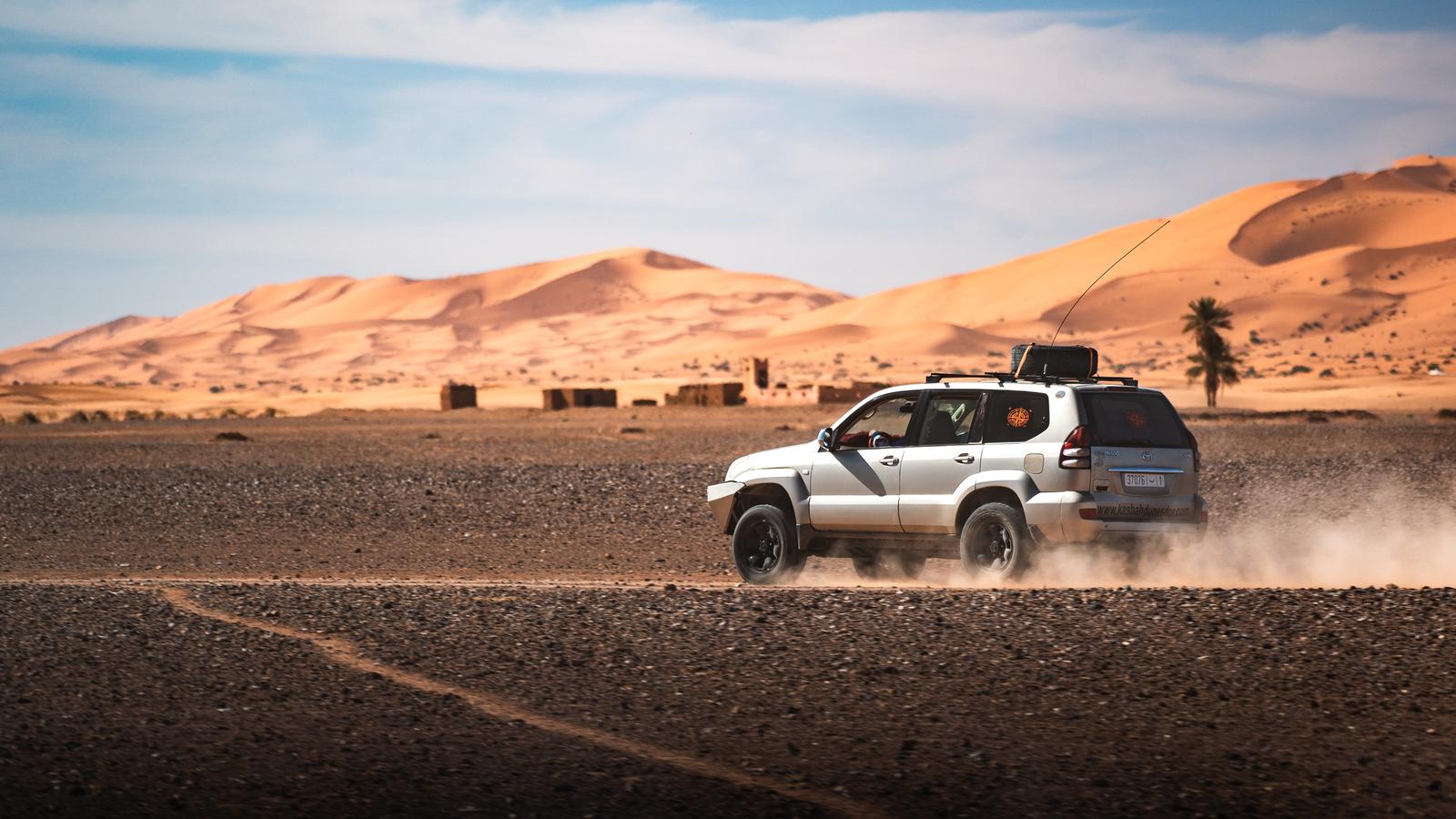 4x4 driving in the desert