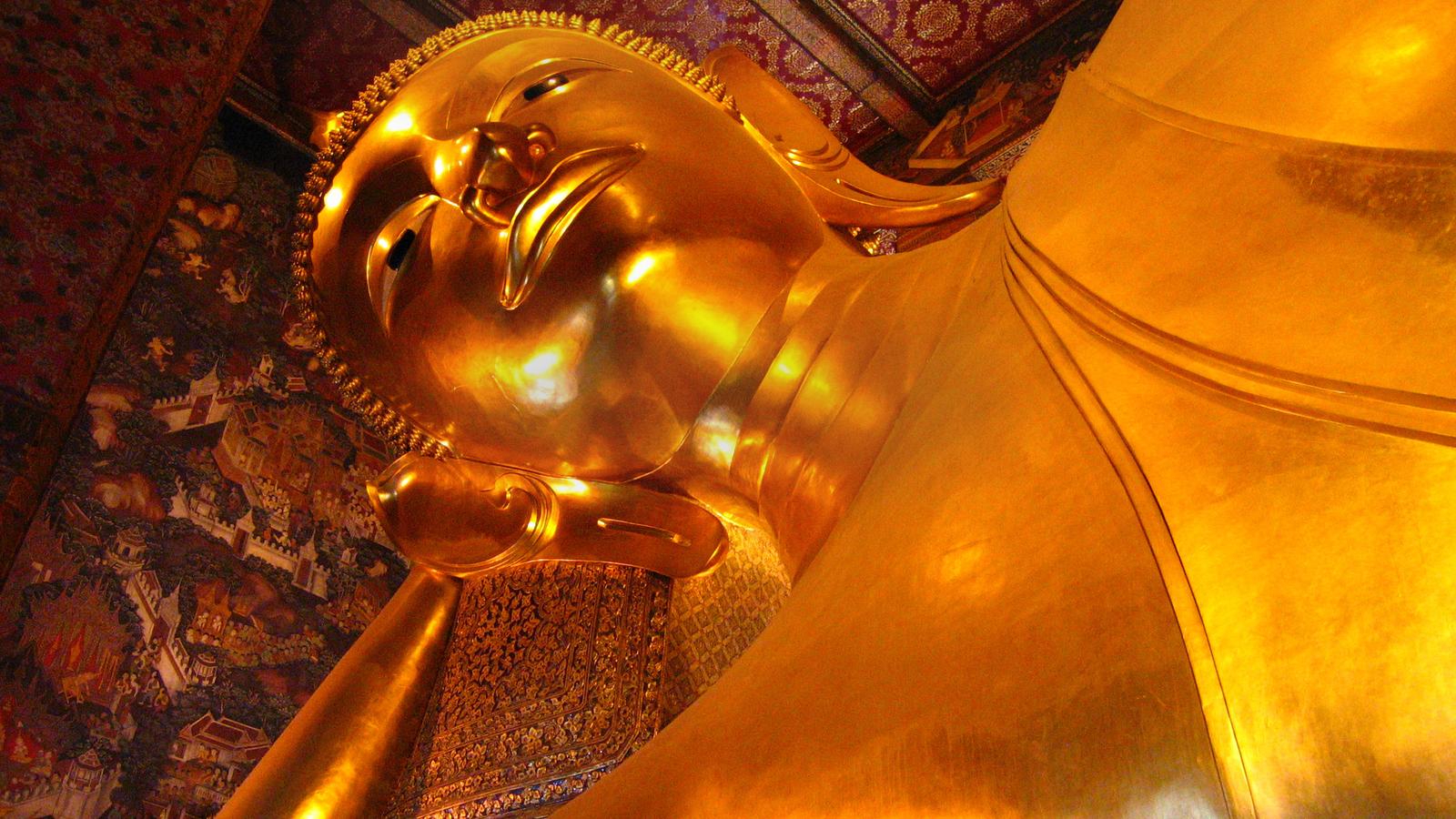 Reclining Buddha at Wat Phra Chetuphon Wimon Mangkhalaram Rajwaramahawihan