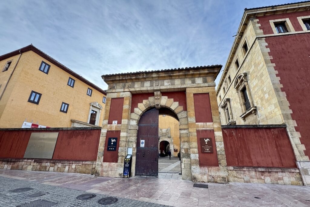 Hotel Real Colegiata de San Isidoro in León exterior