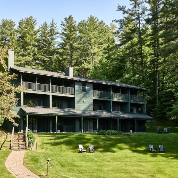 An exterior view o the rustic but modern Bluebird Caddy Hill Lodge in Stowe, Vermont