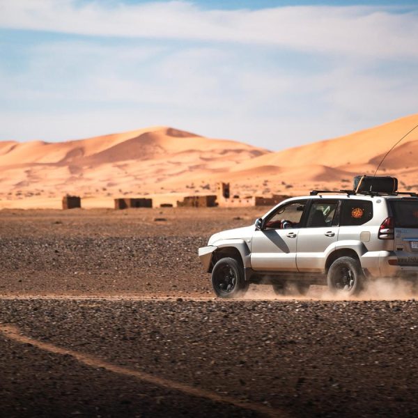 4x4 driving in the desert