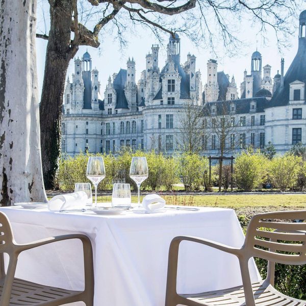 Having lunch by the gardens of le Château de Chambord - Girls Guide to the World